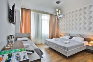 Отель Hotel Terrace Kutaisi Кутаиси Классический трехместный номер-1