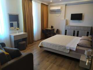 Отель Hotel Terrace Kutaisi Кутаиси Семейный люкс-5