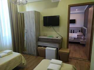 Отель Hotel Terrace Kutaisi Кутаиси Семейный люкс-6