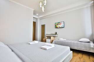 Отель Hotel Terrace Kutaisi Кутаиси Классический трехместный номер-3